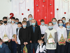Владимир Ульянов поздравил с наступающим Новым годом учеников коррекционных классов Сорокинского и Викуловского муниципальных районов
