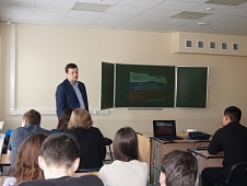 Михаил Селюков провел парламентский урок в Сургутском государственном университете