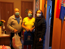 В рамках работы волонтерского центра «Единая Россия» Елена Кашкарова навестила две семьи пенсионеров и организовала подвоз врачей-терапевтов