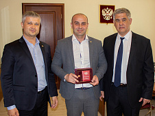 Альберт Суфианов вручил награды сотрудникам управы Калининского административного округа Тюмени