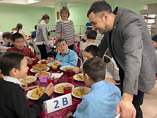 Денис Ващенко оценил организацию питания таркосалинских школьников