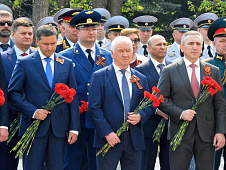 Возложение цветов к мемориалам памяти в День Победы