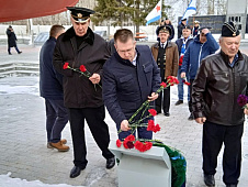 Юрий Баранчук возложил цветы к мемориалу в сквере имени П.П. Потапова