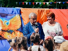 Владимир Ульянов поздравил воспитанников тюменского детского сада №110 с Днем защиты детей