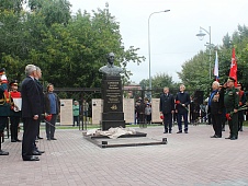 Депутаты областной Думы приняли участие в церемонии открытия памятника генералу Карбышеву 
