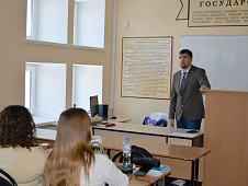 Иван Вершинин провел парламентский урок для студентов-юристов Института деловой карьеры