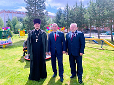 Анатолий Чепайкин принял участие в торжественном открытии детской площадки на приходе храма Покрова Божией Матери в Мегионе