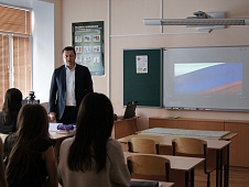 Михаил Селюков провел парламентский урок в Сургутском естественно-научном лицее