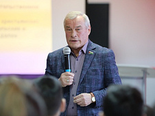 Владимир Ульянов провёл парламентский урок в Ембаевской школе имени А. Аширбекова
