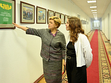 Инна Лосева провела экскурсию по зданию областной Думы для Виолетты Попович, школьницы из города Лангепаса