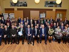 Депутаты Тюменской областной Думы организовали встречу губернатора Ямала Дмитрия Артюхова с пенсионерами