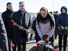 Депутаты областной Думы почтили память погибших в авиакатастрофе под Тюменью