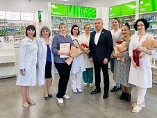 Эдуард Омаров поздравил работников фармацевтической отрасли с профессиональным праздником