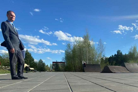 Александр Лобов: в Лянторе отремонтируют детскую площадку и заменят травмоопасное покрытие скейт-парка