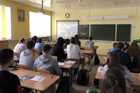 Богдан Богославец провел показ фильма «Морская кавалерия» для старшеклассников нефтеюганской школы  