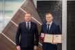 Валерий Голодюк вручил областную награду работнику нефтегазодобывающей промышленности Сургутского района