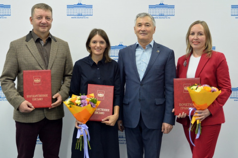 Фуат Сайфитдинов вручил награды областной Думы заслуженным жителям Тюменской области и Ямала