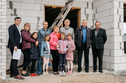 Многодетная семья из Исетского района станет двадцатой, для которой «Единая Россия» построит дом 