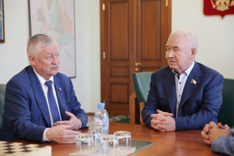 Анатолий Карпов и Сергей Корепанов обсудили развитие шахматного движения в Тюменской области
