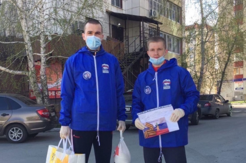 Члены и активисты Общественной молодежной палаты совместно с добровольцами «Единой России» доставили продуктовые наборы и подарки бывшим малолетним узникам фашистских концлагерей