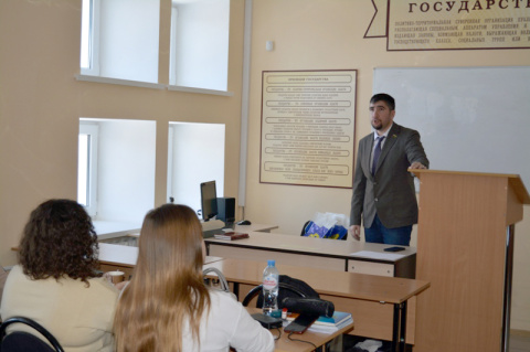 Иван Вершинин провел парламентский урок для студентов-юристов Института деловой карьеры