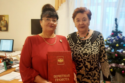 Тамара Казанцева вручила Почётную грамоту Тюменской областной думы медицинской сестре
