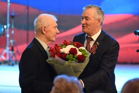 Фуат Сайфитдинов поздравил ветеранов землячеств Югры и Ямала с Днем Победы
