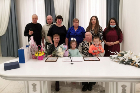 Регина Юхневич поздравила тобольскую семью с 55-летием совместной жизни