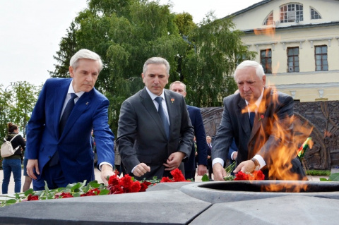 Андрей Артюхов принял участие в церемонии возложения цветов к мемориалам памяти 