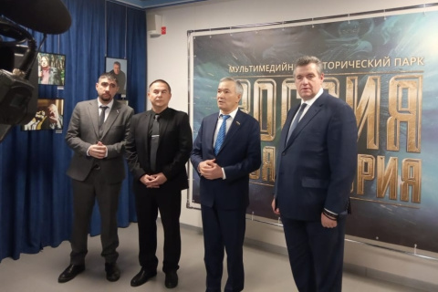 Иван Вершинин принял участие в открытии выставки памяти Жириновского