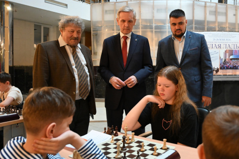 Андрей Артюхов в минувшие выходные открыл турнир по шахматам «Белая ладья»