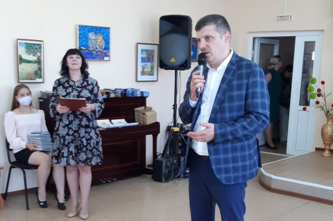 Иван Левченко наградил победителей конкурса детского творчества в селе Исетское