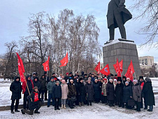 Тамара Казанцева в день столетия памяти В.И. Ленина возложила цветы к памятнику