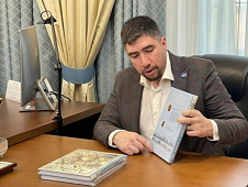 Иван Вершинин передал библиотекам Югры в подарок 150 книг Анны Неркаги «Анико из рода Ного»