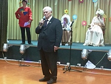  Юрий Конев поздравил детей с праздником