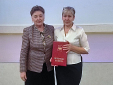 Тамара Казанцева вручила почетную грамоту работнику реабилитационного центра «Градостроитель»
