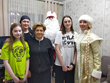 Инна Лосева поздравила с наступающим Новым годом детей военнослужащих и детей с ОВЗ 
