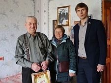 Дмитрий Новицкий навестил участников войны и ветеранов трудового фронта, проживающих в поселке Боровский