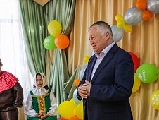 Анатолий Карпов поздравил коллектив, детей и родителей детского осада № 50 с 50-летним юбилеем