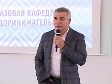 Эдуард Омаров на занятиях по предпринимательству в ТюмГУ