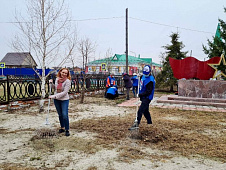 Елена Кашкарова приняла участие в субботнике в деревне Есаулова