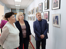 Мать погибшего на СВО военкора Ростислава Журавлёва ознакомилась в Тюменской областной думе с экспозицией фотографий, повествующих о его жизни