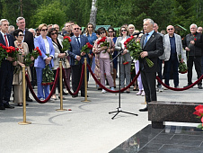 Депутаты областной думы приняли участие в церемонии открытия памятника на могиле Сергея Евгеньевича Корепанова