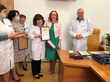 Елена Кашкарова поздравила врачей с Международным женским днем и вручила награды