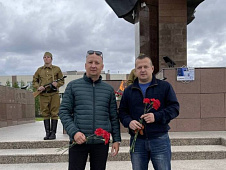 Дмитрий Плотников принял участие в мероприятиях в День памяти и скорби в Новом Уренгое