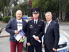 Геннадий Корепанов во время проведения акции "Лайк водителю"