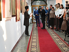 В региональном парламенте открылась выставка живописи, посвящённая 93-й годовщине образования Ханты-Мансийского автономного округа – Югры