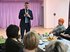 Евгений Макаренко встретился родными и близкими военнослужащих села Тюнёво Нижнетавдинского района