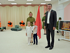 Евгений Макаренко принял участие в открытии уголка воинской славы в тюменском детском саду №50