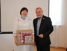 Владимир Ульянов с благотворительной акцией  посетил Сладковскую районную больницу